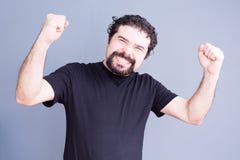 Συνεπαρμένο άτομο τις πυγμές που κρατιούνται ψηλά με στοκ φωτογραφία με δικαίωμα ελεύθερης χρήσης Συνεπαρμένο άτομο τις πυγμές που κρατιούνται ψηλά με στοκ φωτογραφία με δικαίωμα ελεύθερης χρήσης