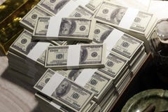 Συνολικά εκατοντάδες των δολαρίων Η στοιχημάτιση είναι ένα στοίχημα για τους επενδυτές Η έννοια παιχνιδιού Οι επιχειρηματίες παίζ στοκ εικόνες Συνολικά εκατοντάδες των δολαρίων Η στοιχημάτιση είναι ένα στοίχημα για τους επενδυτές Η έννοια παιχνιδιού Οι επιχειρηματίες παίζ στοκ εικόνες