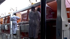 Συντήρηση ναυαγοσωστικών λέμβων στοκ εικόνα με δικαίωμα ελεύθερης χρήσης Συντήρηση ναυαγοσωστικών λέμβων στοκ εικόνα με δικαίωμα ελεύθερης χρήσης