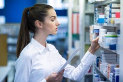 Συνταγή εκμετάλλευσης φαρμακοποιών ελέγχοντας την ιατρική στοκ φωτογραφίες Συνταγή εκμετάλλευσης φαρμακοποιών ελέγχοντας την ιατρική στοκ φωτογραφίες