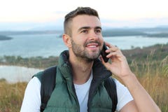 Συντροφικός τουρίστας που καλεί με τηλεφωνικό τηλέφωνο στα βουνά με μια πανέμορφη άποψη στοκ φωτογραφία με δικαίωμα ελεύθερης χρήσης Συντροφικός τουρίστας που καλεί με τηλεφωνικό τηλέφωνο στα βουνά με μια πανέμορφη άποψη στοκ φωτογραφία με δικαίωμα ελεύθερης χρήσης