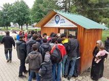 Συριακοί πρόσφυγες που παίρνουν τη βοήθεια σε Βελιγράδι, Σερβία στοκ φωτογραφία με δικαίωμα ελεύθερης χρήσης Συριακοί πρόσφυγες που παίρνουν τη βοήθεια σε Βελιγράδι, Σερβία στοκ φωτογραφία με δικαίωμα ελεύθερης χρήσης