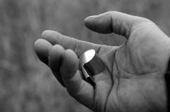 Συριγμός διαιτητών στο χέρι του αγρότη στοκ εικόνες Συριγμός διαιτητών στο χέρι του αγρότη στοκ εικόνες