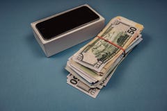 Συσκευές και δολάρια iPhone της Apple σε ένα μπλε μονοφωνικό υπόβαθρο Voronezh, Ρωσία - 3 Μαΐου 2019 στοκ φωτογραφίες με δικαίωμα ελεύθερης χρήσης Συσκευές και δολάρια iPhone της Apple σε ένα μπλε μονοφωνικό υπόβαθρο Voronezh, Ρωσία - 3 Μαΐου 2019 στοκ φωτογραφίες με δικαίωμα ελεύθερης χρήσης