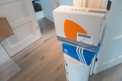 Συσκευασία Zalando έτοιμη να στείλει στοκ εικόνες Συσκευασία Zalando έτοιμη να στείλει στοκ εικόνες