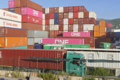 Συσσωρευμένα μεταφορικά κιβώτια στη Γένοβα Ιταλία στις 12 Σεπτεμβρίου 2018 στοκ εικόνες με δικαίωμα ελεύθερης χρήσης Συσσωρευμένα μεταφορικά κιβώτια στη Γένοβα Ιταλία στις 12 Σεπτεμβρίου 2018 στοκ εικόνες με δικαίωμα ελεύθερης χρήσης