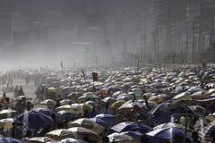 Συσσωρευμένη παραλία Ipanema στο Ρίο ντε Τζανέιρο στοκ εικόνες Συσσωρευμένη παραλία Ipanema στο Ρίο ντε Τζανέιρο στοκ εικόνες