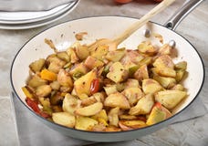 Σφήνες πατατών Sauteed στοκ εικόνα με δικαίωμα ελεύθερης χρήσης Σφήνες πατατών Sauteed στοκ εικόνα με δικαίωμα ελεύθερης χρήσης