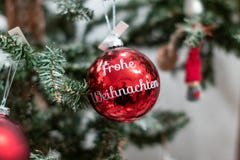 Σφαίρες κόκκινες Χριστουγέννων με “Frohe Weihnachten “σε το Weihnachtskugel mit Frohe Weihnachten στοκ εικόνα με δικαίωμα ελεύθερης χρήσης Σφαίρες κόκκινες Χριστουγέννων με “Frohe Weihnachten “σε το Weihnachtskugel mit Frohe Weihnachten στοκ εικόνα με δικαίωμα ελεύθερης χρήσης
