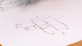 Σχέδιο σχεδίων χεριών προσώπου για την μπλε τυπωμένη ύλη Κινηματογράφηση σε πρώτο πλάνο απόθεμα βίντεο Σχέδιο σχεδίων χεριών προσώπου για την μπλε τυπωμένη ύλη Κινηματογράφηση σε πρώτο πλάνο απόθεμα βίντεο