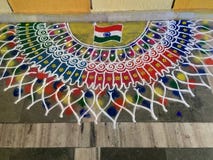 Σχέδια Rangoli που δημιουργούνται με τη στέγαση της κυρίας κοινωνίας στοκ εικόνες Σχέδια Rangoli που δημιουργούνται με τη στέγαση της κυρίας κοινωνίας στοκ εικόνες