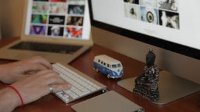 Σχεδιασμός στο ξύλινο γραφείο με Wireframe και τον υπολογιστή Σχεδιασμός στο ξύλινο γραφείο με Wireframe και τον υπολογιστή