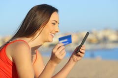 Σχεδιάγραμμα ενός κοριτσιού που πληρώνει on-line με ένα έξυπνο τηλέφωνο στοκ εικόνες με δικαίωμα ελεύθερης χρήσης Σχεδιάγραμμα ενός κοριτσιού που πληρώνει on-line με ένα έξυπνο τηλέφωνο στοκ εικόνες με δικαίωμα ελεύθερης χρήσης