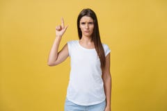 Σχεδιάγραμμα μιας γυναίκας που δείχνει στο διάστημα αντιγράφων για μια διαφήμιση σε ένα κίτρινο υπόβαθρο στοκ εικόνα Σχεδιάγραμμα μιας γυναίκας που δείχνει στο διάστημα αντιγράφων για μια διαφήμιση σε ένα κίτρινο υπόβαθρο στοκ εικόνα