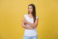 Σχεδιάγραμμα μιας γυναίκας που δείχνει στο διάστημα αντιγράφων για μια διαφήμιση που απομονώνεται σε ένα κίτρινο υπόβαθρο στοκ φωτογραφία Σχεδιάγραμμα μιας γυναίκας που δείχνει στο διάστημα αντιγράφων για μια διαφήμιση που απομονώνεται σε ένα κίτρινο υπόβαθρο στοκ φωτογραφία