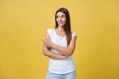 Σχεδιάγραμμα μιας γυναίκας που δείχνει στο διάστημα αντιγράφων για μια διαφήμιση που απομονώνεται σε ένα κίτρινο υπόβαθρο στοκ φωτογραφίες με δικαίωμα ελεύθερης χρήσης Σχεδιάγραμμα μιας γυναίκας που δείχνει στο διάστημα αντιγράφων για μια διαφήμιση που απομονώνεται σε ένα κίτρινο υπόβαθρο στοκ φωτογραφίες με δικαίωμα ελεύθερης χρήσης