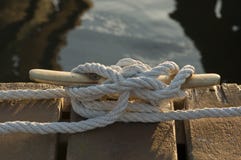 Σχοινί βαρκών που δένεται στο λιμενοβραχίονα στοκ φωτογραφίες Σχοινί βαρκών που δένεται στο λιμενοβραχίονα στοκ φωτογραφίες