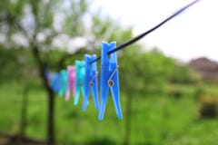 Σχοινί με το clothespin στο πράσινο υπόβαθρο τοπίων στοκ εικόνες με δικαίωμα ελεύθερης χρήσης Σχοινί με το clothespin στο πράσινο υπόβαθρο τοπίων στοκ εικόνες με δικαίωμα ελεύθερης χρήσης