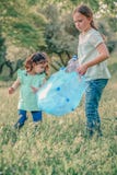 Σχολείο δύο αστείο παιδιών και προσχολικό εθελοντικό περιβάλλον φιλανθρωπίας στοκ εικόνες Σχολείο δύο αστείο παιδιών και προσχολικό εθελοντικό περιβάλλον φιλανθρωπίας στοκ εικόνες