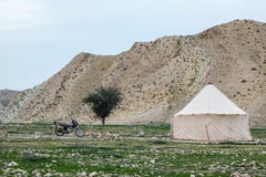 Σχολείο νομάδων στα βουνά Zagros στοκ εικόνα με δικαίωμα ελεύθερης χρήσης Σχολείο νομάδων στα βουνά Zagros στοκ εικόνα με δικαίωμα ελεύθερης χρήσης