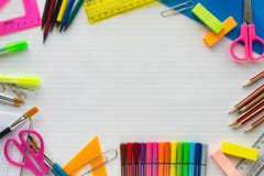 Σχολικές προμήθειες στο φύλλο σε ένα υπόβαθρο κυβερνητών r στοκ εικόνες Σχολικές προμήθειες στο φύλλο σε ένα υπόβαθρο κυβερνητών r στοκ εικόνες