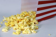 Σωρός popcorn από το κιβώτιο της κόκκινης και Λευκής Βίβλου στο άσπρο πάτωμα στοκ φωτογραφία Σωρός popcorn από το κιβώτιο της κόκκινης και Λευκής Βίβλου στο άσπρο πάτωμα στοκ φωτογραφία