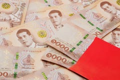 Σωρός νέων 1000 ταϊλανδικών τραπεζογραμματίων μπατ με τον κόκκινο φάκελο στοκ φωτογραφίες με δικαίωμα ελεύθερης χρήσης Σωρός νέων 1000 ταϊλανδικών τραπεζογραμματίων μπατ με τον κόκκινο φάκελο στοκ φωτογραφίες με δικαίωμα ελεύθερης χρήσης