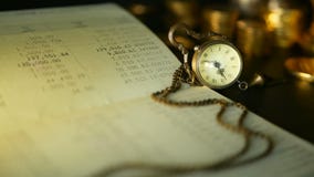 Σωρός νομισμάτων και βιβλιάριο απολογισμού ταμιευτηρίων έννοιες για την επένδυση υποθηκών και ακίνητων περιουσιών, για την αποταμ φιλμ μικρού μήκους Σωρός νομισμάτων και βιβλιάριο απολογισμού ταμιευτηρίων έννοιες για την επένδυση υποθηκών και ακίνητων περιουσιών, για την αποταμ φιλμ μικρού μήκους