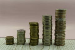 Σωρός νομισμάτων μπροστά από τα χρήματα αποταμίευσης βιβλίων τραπεζικού λογαριασμού της έννοιας νομισμάτων για τη σκάλα ιδιοκτησί στοκ εικόνα Σωρός νομισμάτων μπροστά από τα χρήματα αποταμίευσης βιβλίων τραπεζικού λογαριασμού της έννοιας νομισμάτων για τη σκάλα ιδιοκτησί στοκ εικόνα