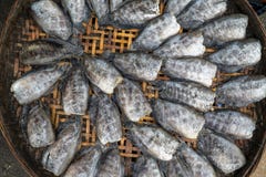 Σωρός ξηρό gourami snakeskin στο δίσκο μπαμπού που επιδεικνύεται σε μια τοπική αγορά στοκ φωτογραφίες με δικαίωμα ελεύθερης χρήσης Σωρός ξηρό gourami snakeskin στο δίσκο μπαμπού που επιδεικνύεται σε μια τοπική αγορά στοκ φωτογραφίες με δικαίωμα ελεύθερης χρήσης