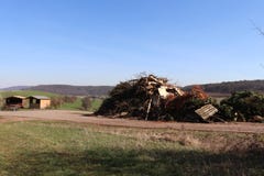 Σωρός σκουπιδιών που χτίζεται από townspeople σε προετοιμασία για την ετήσια φωτιά στοκ εικόνα Σωρός σκουπιδιών που χτίζεται από townspeople σε προετοιμασία για την ετήσια φωτιά στοκ εικόνα