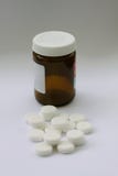 Σωρός των άσπρων χαπιών με το καφετί μπουκάλι χαπιών στο μπουκάλι backgroundll που επεξηγεί τις βιταμίνες ή τον εθισμό στα φάρμακ στοκ εικόνες Σωρός των άσπρων χαπιών με το καφετί μπουκάλι χαπιών στο μπουκάλι backgroundll που επεξηγεί τις βιταμίνες ή τον εθισμό στα φάρμακ στοκ εικόνες