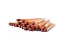 Σωρός των ξύλινων matchsticks με τα καφετιά κεφάλια στο άσπρο υπόβαθρο στοκ φωτογραφίες Σωρός των ξύλινων matchsticks με τα καφετιά κεφάλια στο άσπρο υπόβαθρο στοκ φωτογραφίες
