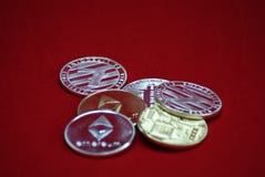 Σωρός των χρυσών και ασημένιων νομισμάτων cryptocurrency σε ένα κόκκινο υπόβαθρο βελούδου στοκ φωτογραφία Σωρός των χρυσών και ασημένιων νομισμάτων cryptocurrency σε ένα κόκκινο υπόβαθρο βελούδου στοκ φωτογραφία