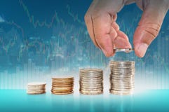 σωρός χρημάτων χεριών έννοιας νομισμάτων που προστατεύει την αποταμίευση χέρι που βάζει το νόμισμα στους σωρούς των νομισμάτων Στοκ φωτογραφία με δικαίωμα ελεύθερης χρήσης σωρός χρημάτων χεριών έννοιας νομισμάτων που προστατεύει την αποταμίευση χέρι που βάζει το νόμισμα στους σωρούς των νομισμάτων Στοκ φωτογραφία με δικαίωμα ελεύθερης χρήσης