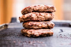 Σωρός ψημένα στη σχάρα patties επίγειου βόειου κρέατος BBQ στοκ φωτογραφίες Σωρός ψημένα στη σχάρα patties επίγειου βόειου κρέατος BBQ στοκ φωτογραφίες