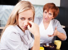 Σύγκρουση μεταξύ της μητέρας και της κόρης στοκ εικόνα με δικαίωμα ελεύθερης χρήσης Σύγκρουση μεταξύ της μητέρας και της κόρης στοκ εικόνα με δικαίωμα ελεύθερης χρήσης