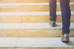 Σύγχρονα πόδια κινηματογραφήσεων σε πρώτο πλάνο επιχειρησιακών ατόμων λειτουργώντας που περπατούν κάτω από τα σκαλοπάτια στη σύγχ στοκ εικόνα Σύγχρονα πόδια κινηματογραφήσεων σε πρώτο πλάνο επιχειρησιακών ατόμων λειτουργώντας που περπατούν κάτω από τα σκαλοπάτια στη σύγχ στοκ εικόνα