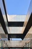 Σύγχρονη αρχιτεκτονική ενάντια σε έναν μπλε ουρανό στο Πεκίνο Sanlitun το χωριό στοκ φωτογραφία με δικαίωμα ελεύθερης χρήσης Σύγχρονη αρχιτεκτονική ενάντια σε έναν μπλε ουρανό στο Πεκίνο Sanlitun το χωριό στοκ φωτογραφία με δικαίωμα ελεύθερης χρήσης