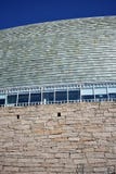 Σύγχρονη κινηματογράφηση σε πρώτο πλάνο υλικών αρχιτεκτονικής Πλάκα, γυαλί και πέτρα Ηλιόλουστη ημέρα, μπλε ουρανός Λα Κορούνια, στοκ εικόνα Σύγχρονη κινηματογράφηση σε πρώτο πλάνο υλικών αρχιτεκτονικής Πλάκα, γυαλί και πέτρα Ηλιόλουστη ημέρα, μπλε ουρανός Λα Κορούνια, στοκ εικόνα