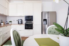 Σύγχρονη περιοχή κουζινών και ξύλινο πάτωμα με το σύγχρονο ψυγείο στοκ φωτογραφία Σύγχρονη περιοχή κουζινών και ξύλινο πάτωμα με το σύγχρονο ψυγείο στοκ φωτογραφία
