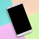 Σύγχρονο smartphone με τη μαύρη οθόνη στο υπόβαθρο σύστασης των χρωμάτων ροζ, μπλε, κοραλλιών και ασβέστη κρητιδογραφιών μόδας στοκ εικόνες Σύγχρονο smartphone με τη μαύρη οθόνη στο υπόβαθρο σύστασης των χρωμάτων ροζ, μπλε, κοραλλιών και ασβέστη κρητιδογραφιών μόδας στοκ εικόνες