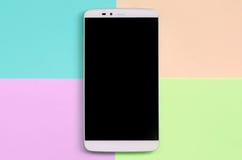 Σύγχρονο smartphone με τη μαύρη οθόνη στο υπόβαθρο σύστασης των χρωμάτων ροζ, μπλε, κοραλλιών και ασβέστη κρητιδογραφιών μόδας στοκ φωτογραφίες Σύγχρονο smartphone με τη μαύρη οθόνη στο υπόβαθρο σύστασης των χρωμάτων ροζ, μπλε, κοραλλιών και ασβέστη κρητιδογραφιών μόδας στοκ φωτογραφίες