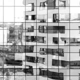 Σύγχρονο γραπτό κτήριο που απεικονίζεται στην πρόσοψη γυαλιού Στοκ φωτογραφία με δικαίωμα ελεύθερης χρήσης Σύγχρονο γραπτό κτήριο που απεικονίζεται στην πρόσοψη γυαλιού Στοκ φωτογραφία με δικαίωμα ελεύθερης χρήσης