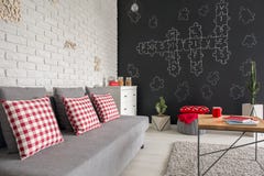 Σύγχρονο επίπεδο με τον καναπέ στοκ φωτογραφία με δικαίωμα ελεύθερης χρήσης Σύγχρονο επίπεδο με τον καναπέ στοκ φωτογραφία με δικαίωμα ελεύθερης χρήσης
