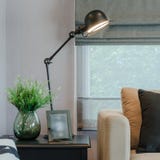 Σύγχρονο καθιστικό με το μαύρο λαμπτήρα από την επιτραπέζια πλευρά στοκ φωτογραφία με δικαίωμα ελεύθερης χρήσης Σύγχρονο καθιστικό με το μαύρο λαμπτήρα από την επιτραπέζια πλευρά στοκ φωτογραφία με δικαίωμα ελεύθερης χρήσης
