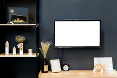 Σύγχρονο ξύλινο ράφι με την επίπεδη TV στο καθιστικό στο σπίτι στοκ εικόνα Σύγχρονο ξύλινο ράφι με την επίπεδη TV στο καθιστικό στο σπίτι στοκ εικόνα