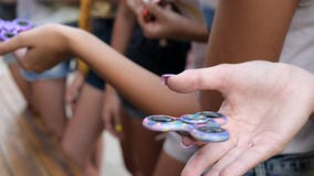 Σύγχρονο παιχνίδι χαλάρωσης στα όπλα της νεολαίας, πολλοί κλώστες στη θηλυκή κινηματογράφηση σε πρώτο πλάνο χεριών, φιλική επιχεί απόθεμα βίντεο Σύγχρονο παιχνίδι χαλάρωσης στα όπλα της νεολαίας, πολλοί κλώστες στη θηλυκή κινηματογράφηση σε πρώτο πλάνο χεριών, φιλική επιχεί απόθεμα βίντεο