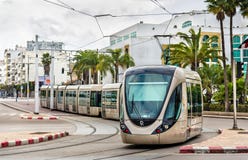 Σύγχρονο χτισμένο τραμ στο κέντρο της Rabat Το σύστημα τροχιοδρομικών γραμμών Rabat-πώλησης αποτελείται από 2 γραμμές στοκ φωτογραφία με δικαίωμα ελεύθερης χρήσης Σύγχρονο χτισμένο τραμ στο κέντρο της Rabat Το σύστημα τροχιοδρομικών γραμμών Rabat-πώλησης αποτελείται από 2 γραμμές στοκ φωτογραφία με δικαίωμα ελεύθερης χρήσης