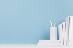 Σύγχρονος εργασιακός χώρος ύφους - άσπρα χαρτικά στο μαλακό μπλε υπόβαθρο και ελαφρύ γραφείο με το διάστημα αντιγράφων στοκ εικόνα Σύγχρονος εργασιακός χώρος ύφους - άσπρα χαρτικά στο μαλακό μπλε υπόβαθρο και ελαφρύ γραφείο με το διάστημα αντιγράφων στοκ εικόνα